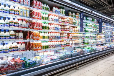 Zincir hipermarkette satışa hazır çeşitli taze süt ürünleri