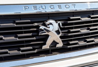 Arabada Peugeot logosu