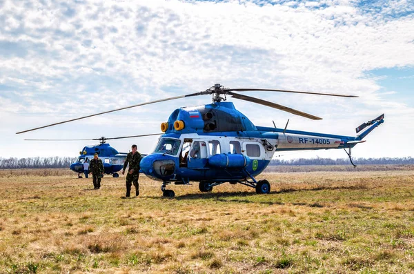 Helicóptero Mi-2 de la Fuerza Aérea Rusa en un aeródromo de campo —  Fotos de Stock