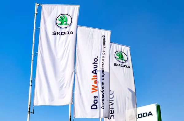 Drapeaux de concession Skoda contre le ciel bleu — Photo