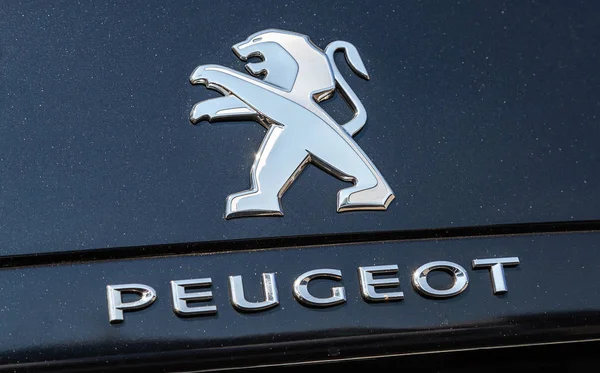 Peugeot logo na samochodzie — Zdjęcie stockowe