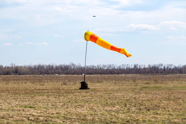 Veleta de viento voladora horizontal con líneas rojas y amarillas — Foto de Stock