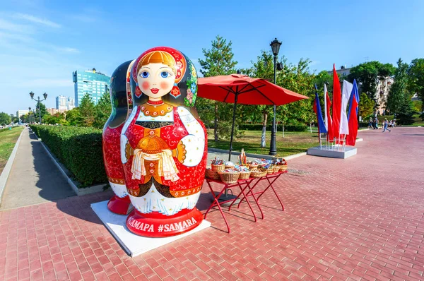 Muñeca grande matryoshka también conocida como muñeca rusa anidando — Foto de Stock