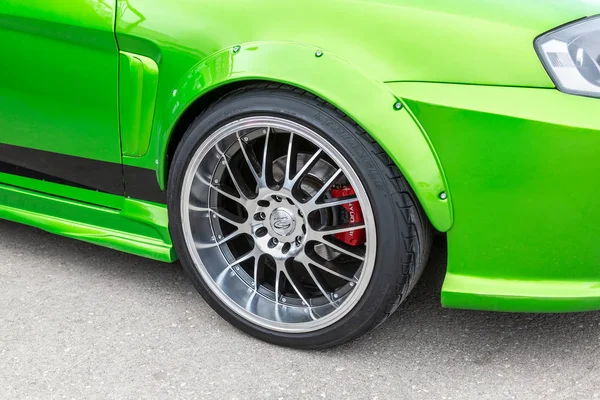 Moderna automotive hjulet på ljust legerar skiva — Stockfoto