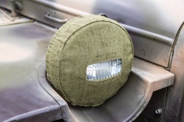 Koruyucu kapaklı retro araba farı