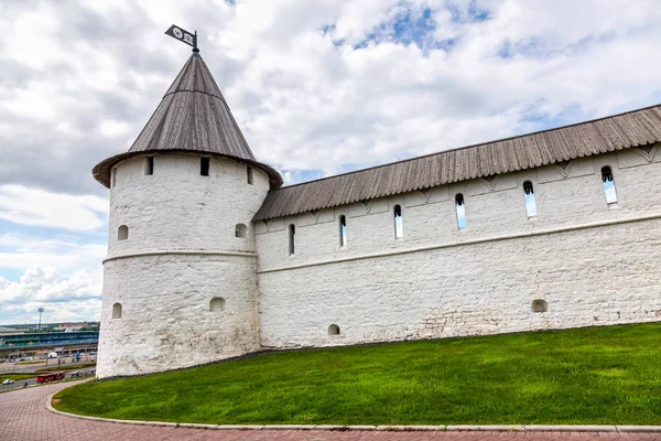 Kazan Kremlin 'de ahşap çatılı beyaz taş kule — Stok fotoğraf