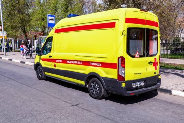Ambulans arabası şehir caddesine park etmiş.