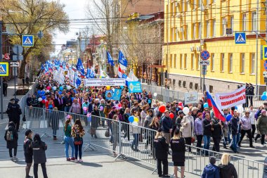 1 Mayıs gösterisinde bayraklı insanlar