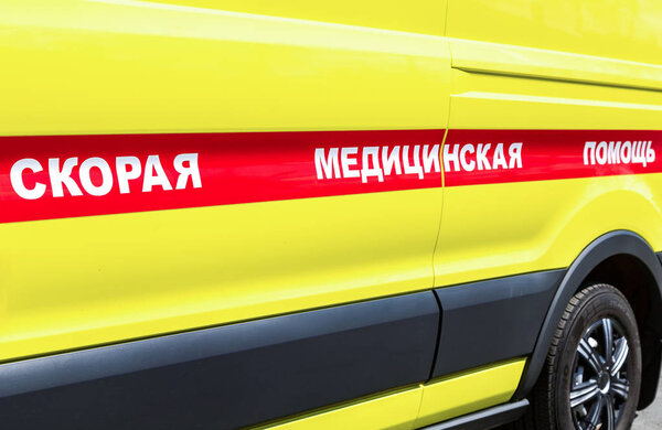 Машина скорой помощи припаркована на городской улице.
