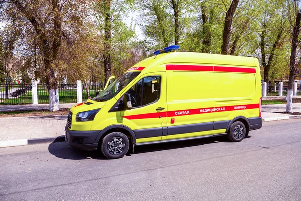 Машина скорой помощи припаркована на городской улице. — стоковое фото