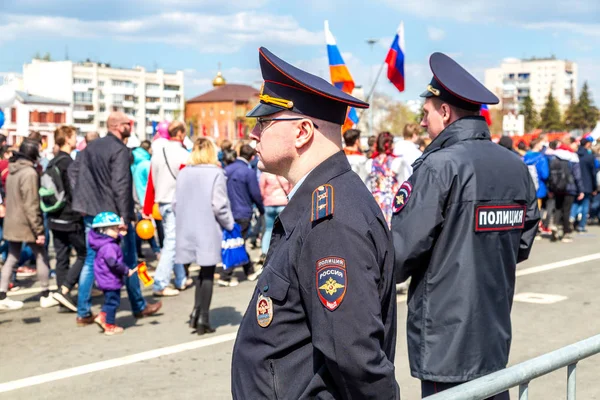 Russische politie Mans in uniform kijken naar de rechtsstaat — Stockfoto