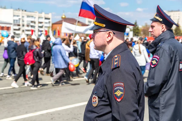 Russian policemans in uniform watching the rule of law — Stock Photo, Image