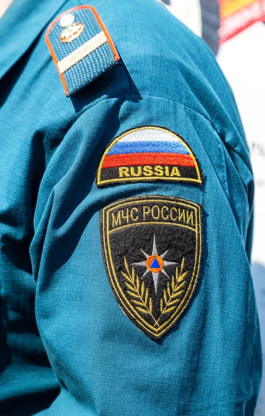 Chevron on the sleeve uniforms of the russian emercom officer — Stock Photo, Image