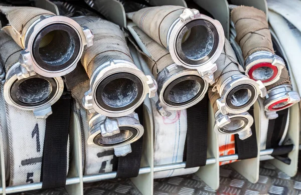 Equipo de bomberos y rescate en un camión de bomberos — Foto de Stock