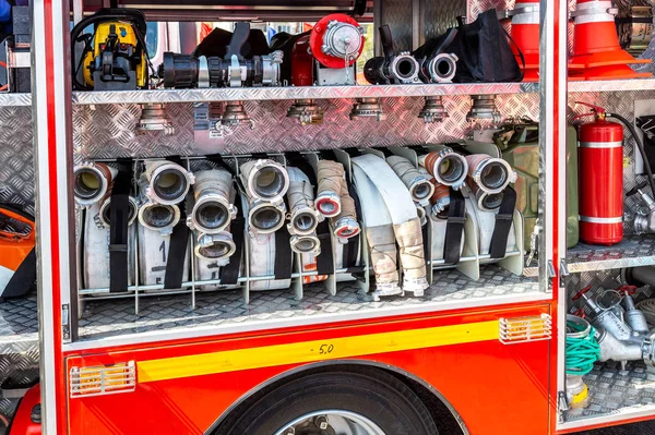 Požární a záchranné zařízení v hasičném autě — Stock fotografie