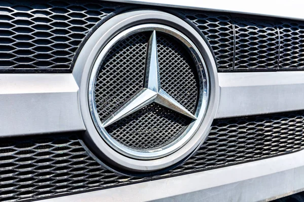 Parrilla de un camión Mercedes-Benz con la estrella — Foto de Stock