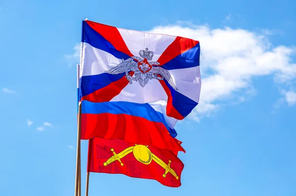 Russische militaire vlaggen tegen de blauwe hemel — Stockfoto