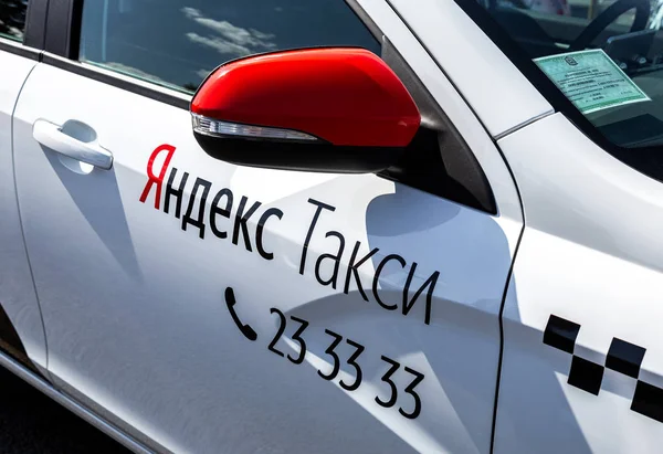 Auto moderna della società di taxi Yandex — Foto Stock