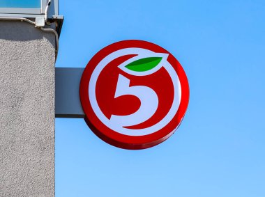 Mavi gökyüzüne karşı Pyaterochka mağaza logosu