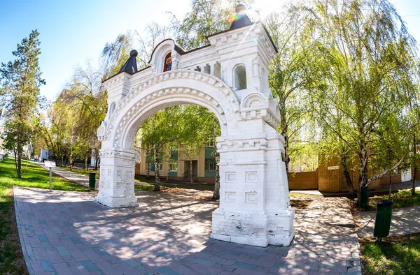 Пам'ятка архітектури Свято-Миколаївський Монастирський воріт в Самара, ru — стокове фото