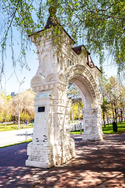 Monumento arquitectónico Porta do Mosteiro de São Nicolau em Samara, Ru — Fotografia de Stock