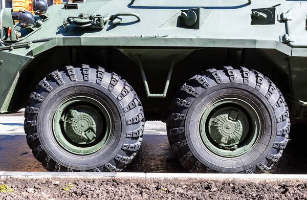 Вид на колесо армейских машин БТР-82 с шиной — стоковое фото