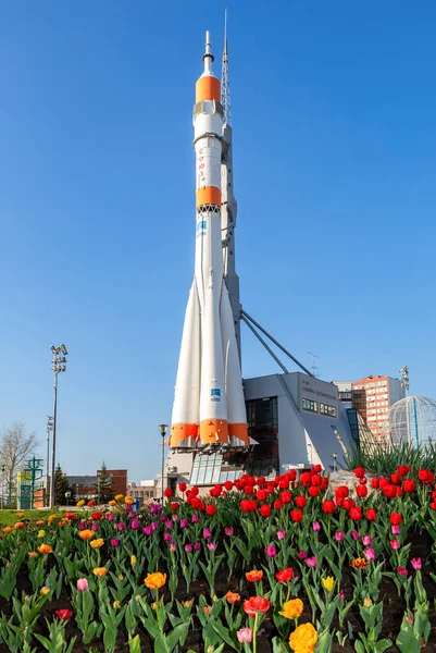 Prawdziwa sonda typu Soyuz jako pomnik i centrum wystawowe — Zdjęcie stockowe