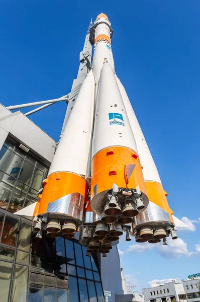 Real Soyuz type spacecraft as monument and exhibition center — Stock Photo, Image