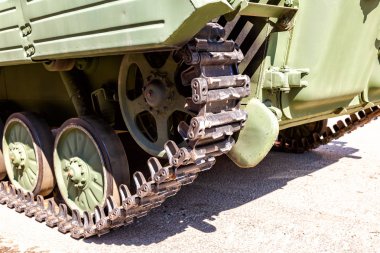 Zırhlı aracın tırtılıyakından görünümü