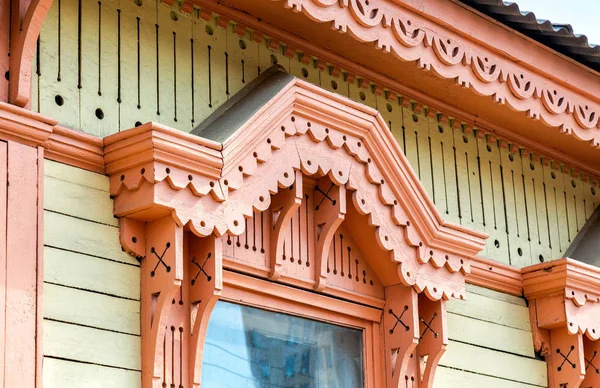 Vintage ornement traditionnel sculpté en bois de vieille maison — Photo