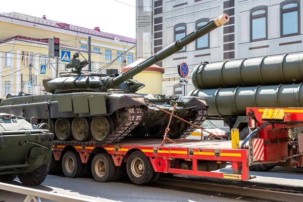 Transport du char de l'armée lourde T-72B3 sur une plate-forme de fret — Photo