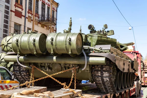 Transport du char de l'armée lourde T-72B3 sur une plate-forme de fret — Photo