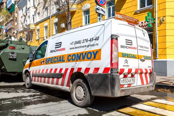 Special convoy vehicles on city street — Zdjęcie stockowe