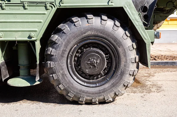 View of heavy truck army vehicle (S-300 ) wheel — Stock Photo, Image