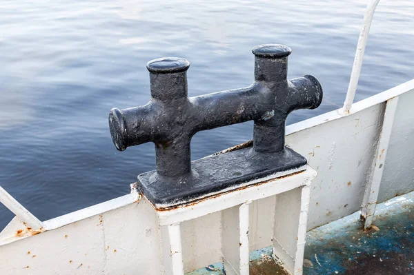 Gemide demirleme bollard — Stok fotoğraf