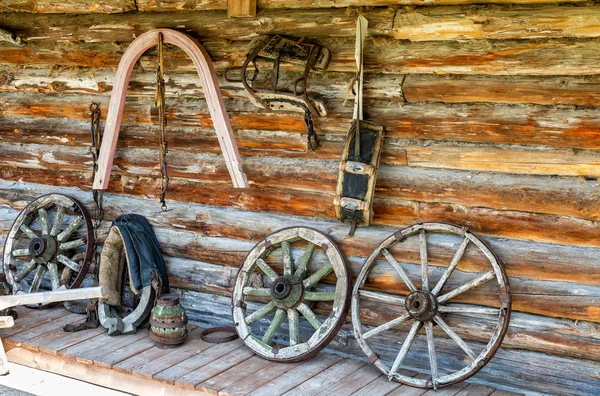 Arneses de caballo vintage y ruedas de vagón —  Fotos de Stock