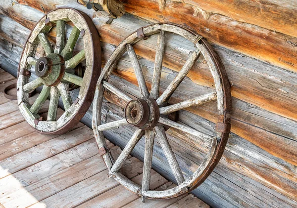 Vieilles roues de chariot en bois cassé — Photo