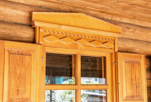 Ornamento esculpido de madeira tradicional da casa velha — Fotografia de Stock
