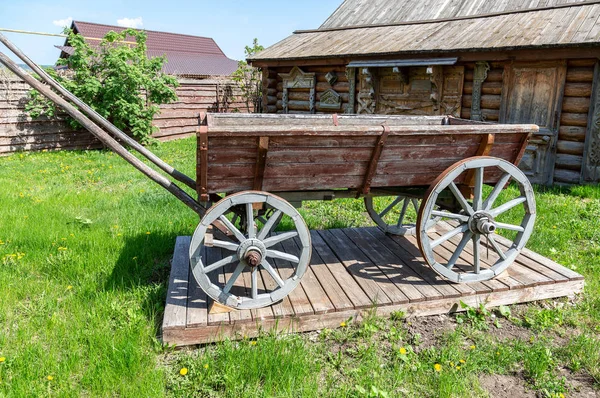 Oude houten kar stand op de werf — Stockfoto