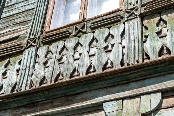 Adorno tallado en madera vintage de la casa vieja — Foto de Stock