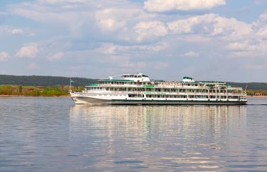 Volga Nehri üzerinde yelken yolcuları ile Nehir yolcu gemisi