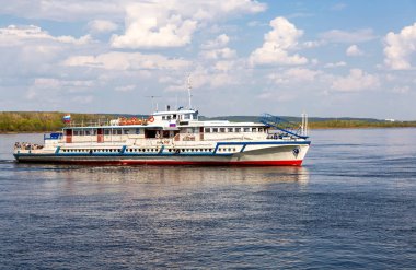 Volga Nehri üzerinde yelken yolcuları ile Nehir yolcu gemisi
