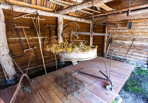Zabytkowe drewniane naczynia domowe w wiejskim domu — Zdjęcie stockowe