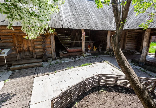 Binnenplaats van het huis museum van Ilya Repin in de Shirya — Stockfoto
