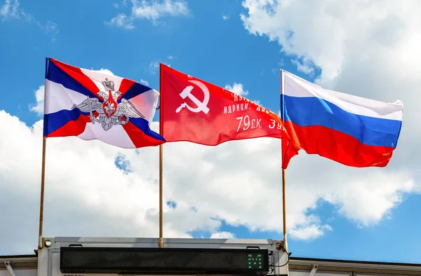 Vlaggen van het ministerie van defensie, overwinning vlag en staat vlag van — Stockfoto