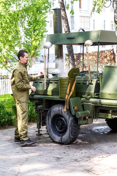 Cuisinière militaire en métal mobile pour nourrir les soldats — Photo