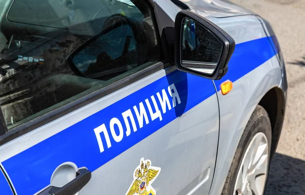 Напис "поліція" на борту російського поліцейського транспортного засобу — стокове фото