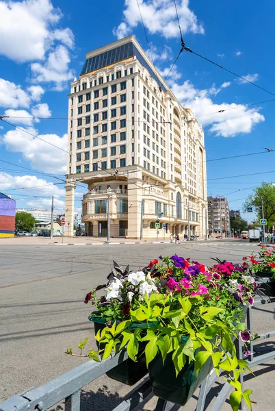 Cityscape com flores e Lotte Hotel Samara — Fotografia de Stock