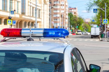 Bir polis aracının üstünde renkli ışıklar