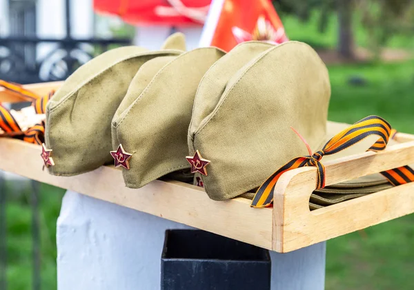 Leger caps met een rode sterren, militair uniform — Stockfoto